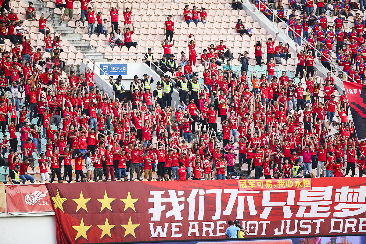关于激烈对抗引人注目，中国队在赛场上大放异彩的信息